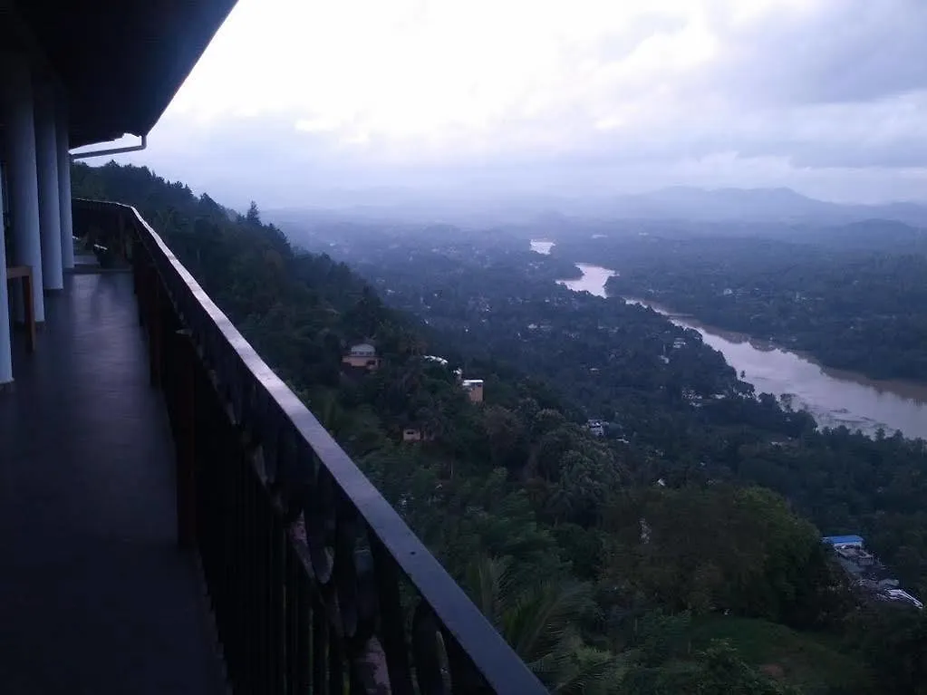 Kandy Panorama Resort 2*,